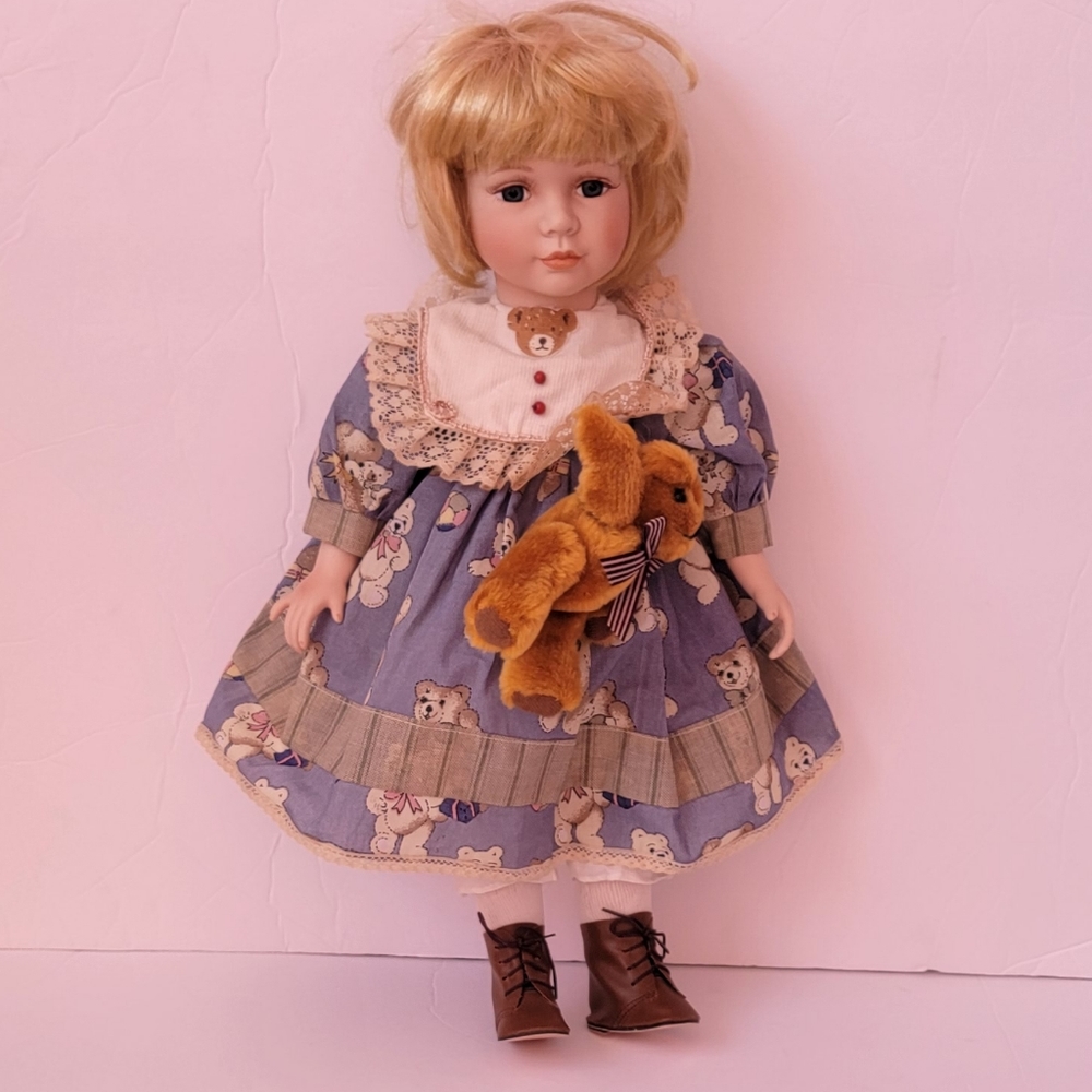 Duck house ceramic doll.